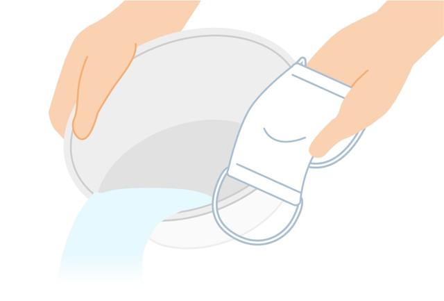 洗面器の洗剤液をゆっくり静かに流す