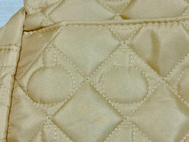 よーく見ると…うさぎのお顔のシルエット柄が！オリジナルのキルティング生地で特別感も◎