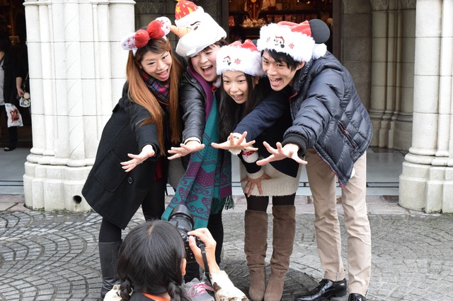 カメラに向かって大きな声で「わぁ! 」と叫ぶ4人。いい顔してます。