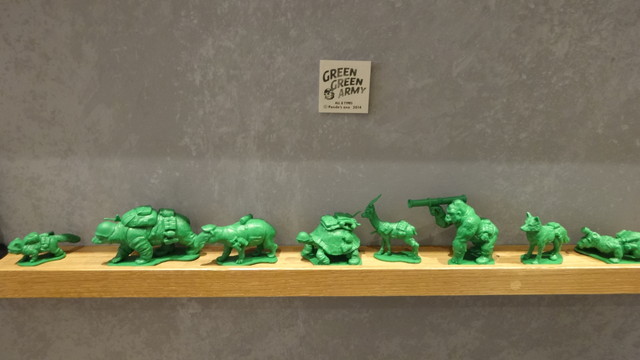 パンダの穴喫茶展／店内に展示されたガチャ