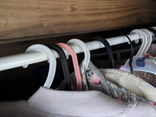 【ニトリ 伸縮押入ハンガーラック】耐荷重があるので掛けすぎには要注意