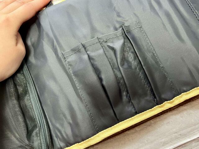 4つのブラシホルダーがついています♪【sweet（スウィート）2023年11月号増刊付録：PEANUTS（ピーナッツ）チャーリー・ブラウンの三つ折りポーチ】