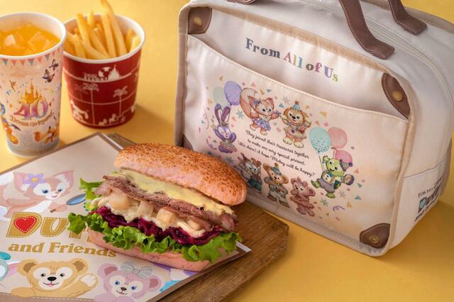 ケープコッド・クックオフのファーストプライズセット、スーベニアランチケース付き 2,930円|「ダッフィー&フレンズのフロム・オール・オブ・アス」スーベニア付きメニュー|東京ディズニーリゾート40周年“ドリームゴーラウンド”|発売日:2023年4月13日(木)|販売店舗:東京ディズニーシー「ケープコッド・クックオフ」