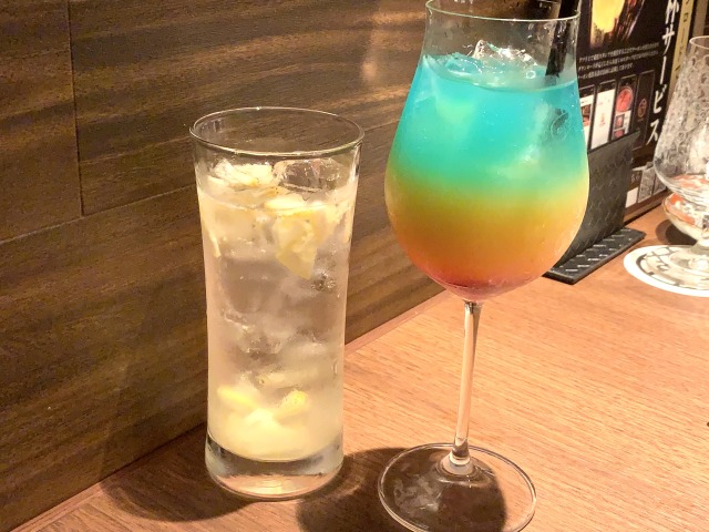 生果実サワーのレモネードトニック(710円)と本格大人のカクテル 虹(790円)