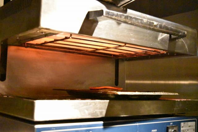 バンズにのせた激辛チーズをとろーりさせる