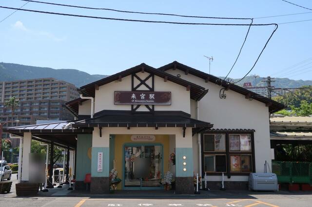 熱海プリン来宮駅店は改札側からも外の駅舎側からも入れます