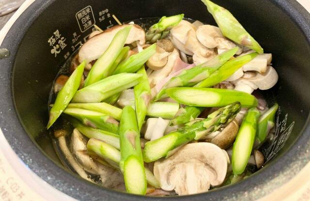 【アイリスオーヤマ ジャー炊飯器3合】材料を全て炊飯器に入れて炊くだけ！