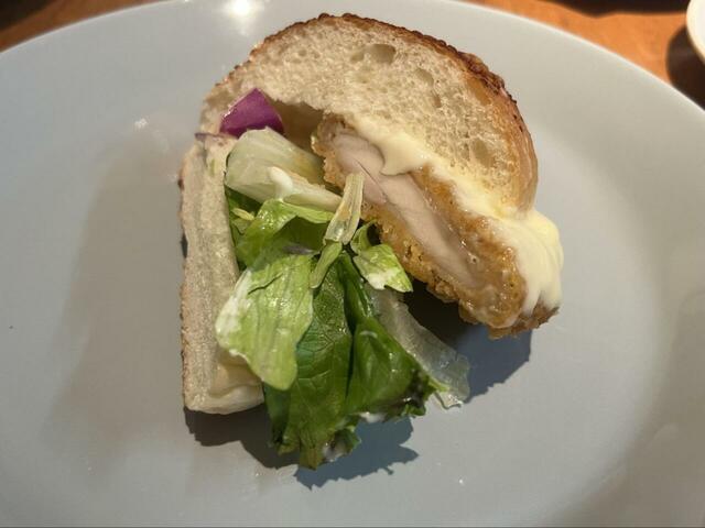 【ヤオコー フライドチキンバーガー】新鮮なレタスとチキンをふわふわのバンズで挟んでいます