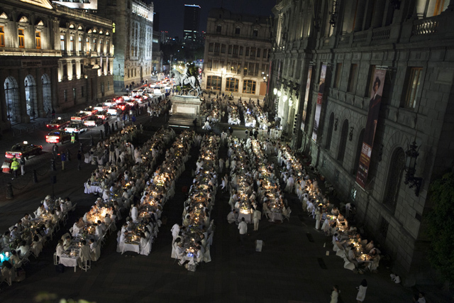 超優雅な“白”で統一されたパーティー「ディネ・アン・ブラン」