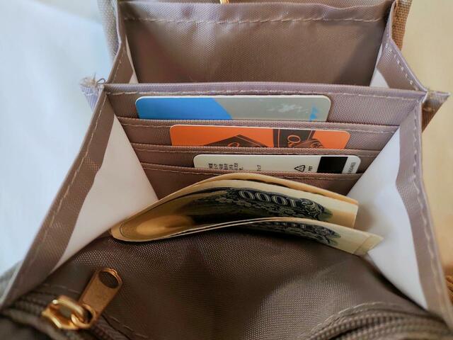 【NATURAL BEAUTY BASIC（ナチュラルビューティーベーシック）ガバッと開くスマホポーチ】カードが３枚入る仕切りあり