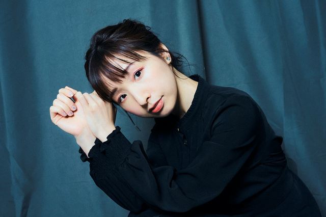 洲崎綾　撮影：友野雄