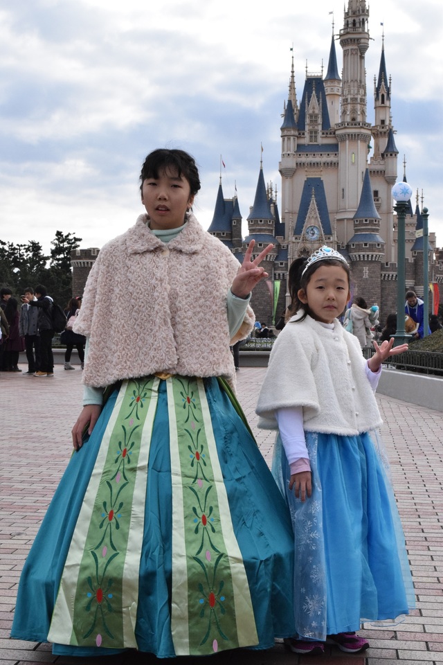 それぞれ自分の好きなキャラクターに変身!お姉さんのみずきちゃんがアナ、妹のりんちゃんがエルサに。