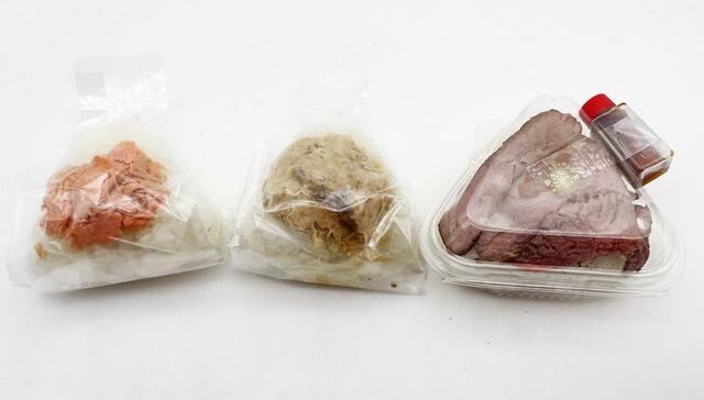 （左から）「天然焼き紅鮭」（税込250円）「ツナマヨおかか」（税込220円）「黒毛和牛ローストビーフトリュフソース」（税込410円）