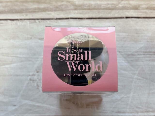 パッケージの上部に『イッツ・ア・スモールワールド』のロゴ入り♪