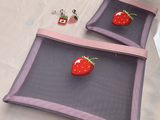 〈SOUVENIR GALLERY/2号館 2F〉の「いちご刺繡メッシュポーチ」(mini 1760円)、(L 2090円)、「いちごチャーム」(各550円)
