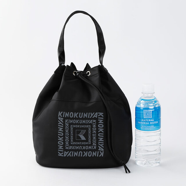 【紀ノ国屋「綿ボンディング保冷巾着バッグ」ブラック】約タテ28×ヨコ23×マチ16cm。ランチバッグから、ちょっとしたお出かけまで使いやすいサイズ感!