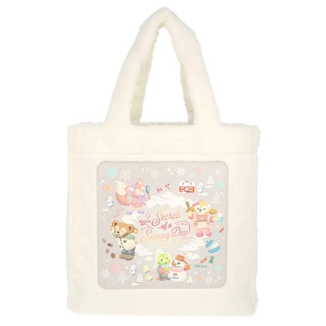 トートバッグ 4,800円｜「ダッフィー＆フレンズのシークレット・オブ・スノーウィーデイ」グッズ｜販売店舗：東京ディズニーシー「マクダックス・デパートメントストア」｜発売日：2025年11月4日（火）