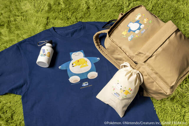 スイートルームのアメニティ：『ポケモンスリープ』デザインのバックパック、ビッグTシャツ、ミニウェルネスバッグ（ハーブティー＆バスソルト入り）、ミニボトル