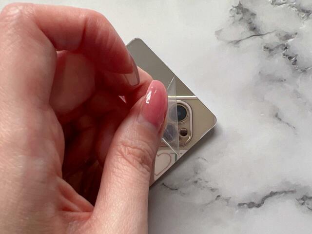 背面がミラーになっています。保護フィルムを剥がして使用してくださいね！