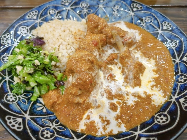 【アイリスオーヤマ 自動調理機シェフドラム】トマトと飴色玉ねぎ入りの手羽元カレーは約55分で完成！