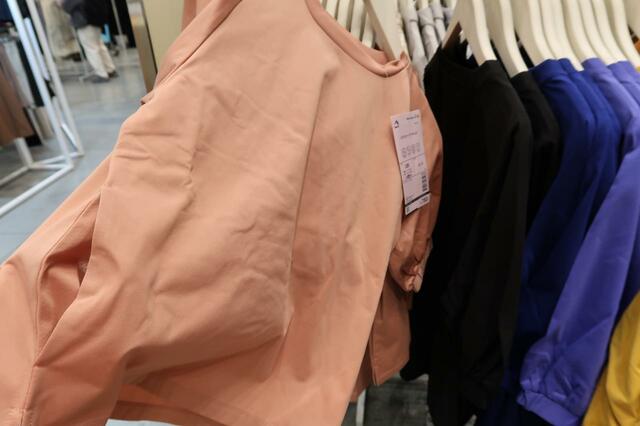 パフスリーブがかわいいキッズ用Tシャツ/ポケットもついています