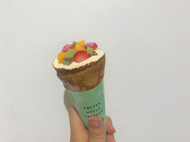 クレープの上にもフルーツのトッピングが