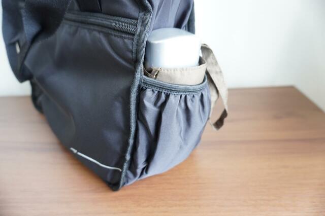 反対側にもゴムポケットがある