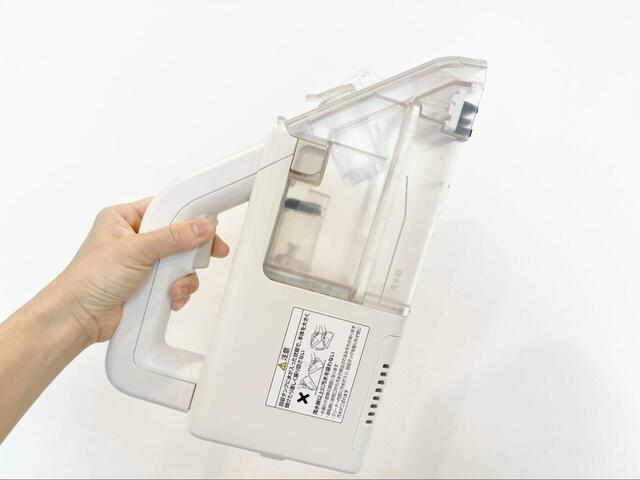 【アイリスオーヤマ ハンディリンサークリーナー】女性でも片手で楽々持てる程度の重量です♪