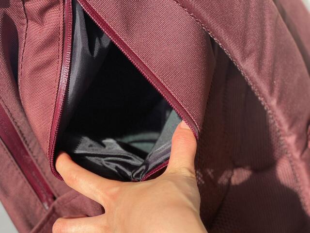 【WORKMAN　防水デイバッグ】背中側にもポケットが