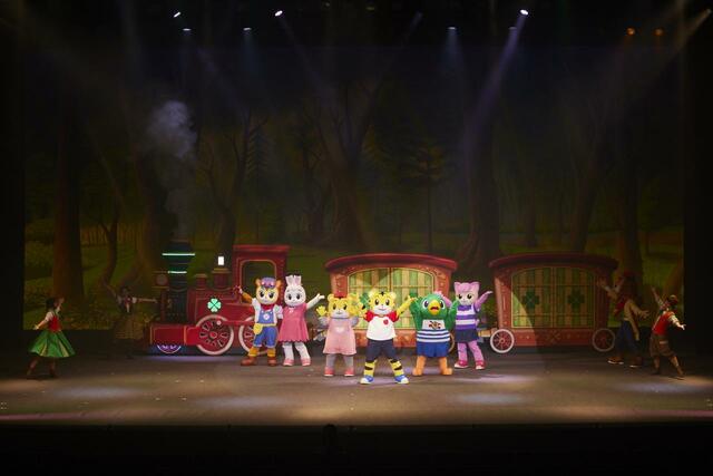 大きな機関車のポッポーは、舞台上で走ったり蒸気を出したり迫力満点！