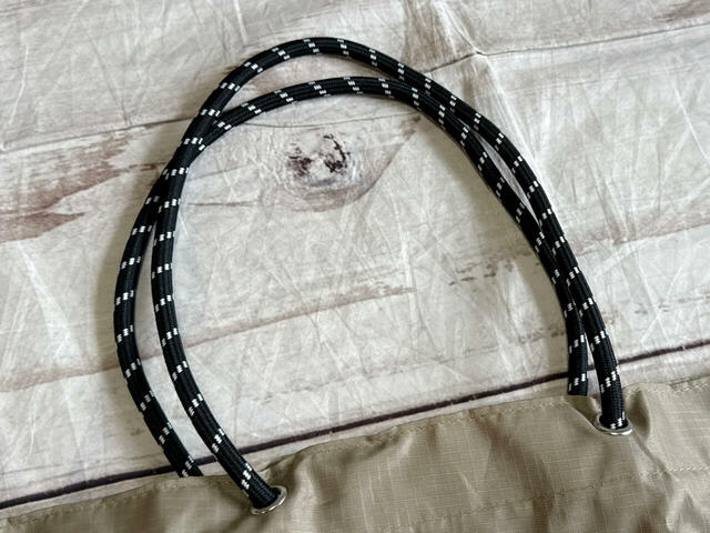 持ち手はスポーティでおしゃれなパラコード。長めなので肩がけもラクラクdできます！