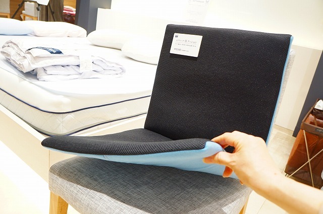 エアウィーヴ　座　クッションは赤ちゃんのファースト寝返り用にも人気