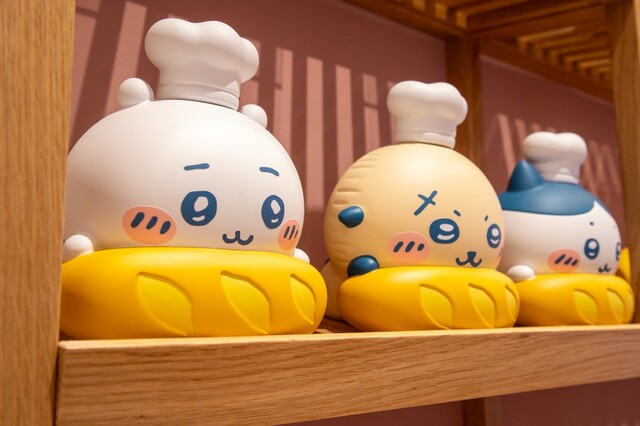 【ちいかわベーカリー】パン屋さんの帽子をかぶったちいかわたちが可愛い〜