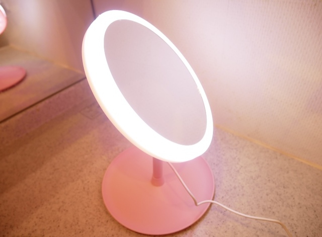 『サンキューマート(THANK YOU MART)』の「オリジナル女優ミラー」電源はUSBです