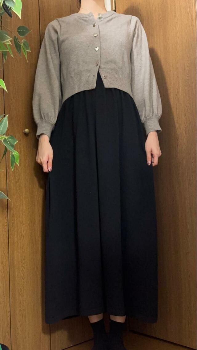 【coca（コカ） Vネックニットドレス】カーディガンは前を閉めて着ればスカートのようなアレンジも楽しめます◎