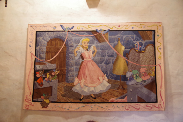 Auberge de Cendrillon(オーベルジュ・ド・サンドリオン)|店内はシンデレラの物語の絵画がたぃさんあります。