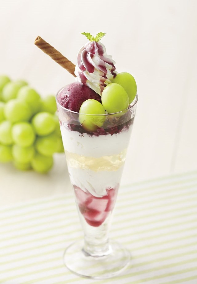 信州産シャインマスカットのパフェ 599 円