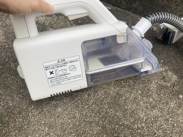 【アイリスオーヤマ ハンディリンサークリーナー】野外に持ち出しての清掃にも便利