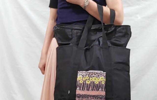 手持ちとしても使えます【リンネル 2023年8月号】付録「マーブルシュッド × kazumiさん」コラボのトートバッグ：価格1240円（税込）