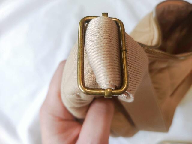 ショルダー部分を調節すれば、斜め掛けも