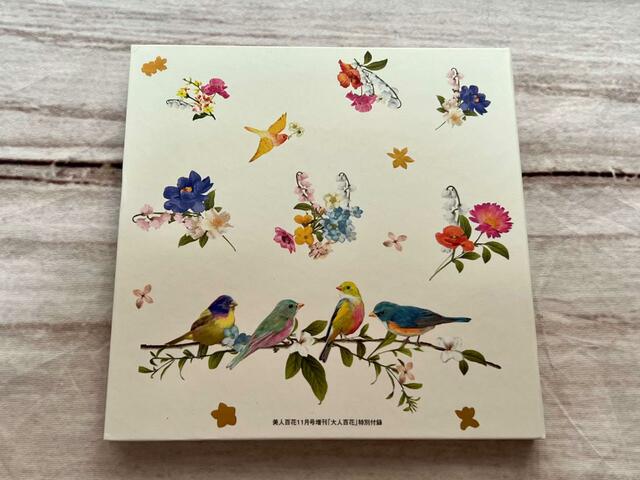 裏表紙も華やかで美しいお花と鳥の柄が描かれています♪