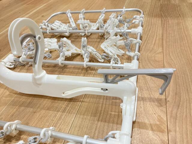 【カインズ 楽カケ アルミ大型洗濯ハンガー 48ピンチ】ポールに楽にかけられるのが魅力