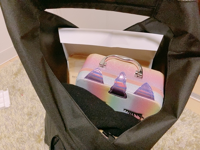 【無印良品 撥水ワンショルダーバッグ】内側にポケットはなくシンプルな設計。小物は正面ポケットに入れるか、ポーチなどに仕分けて入れるのがおすすめ