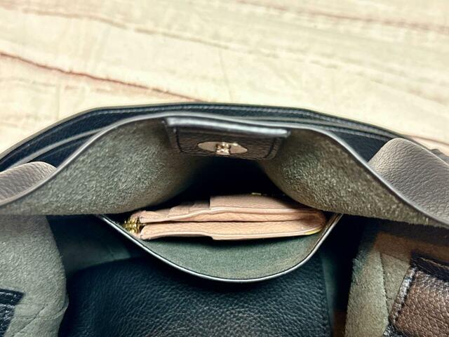 内側のポケットにはフラグメントケースを収納