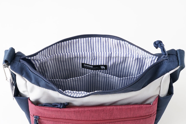 【moz「10ポケット ショルダーバッグ」】大きく開いて中が見やすいメインコンパートメント