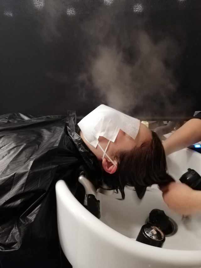 【ヘアメディカルサロン 銀座店】頭皮洗浄中の様子