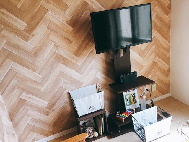 【アイリスオーヤマ テレビスタンド カラーキュビック ワイヤーバスケット】ごちゃごちゃリビングが超スッキリ！