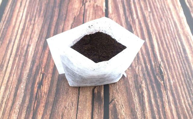 挽いたコーヒー豆30ｇをお茶パックに入れます