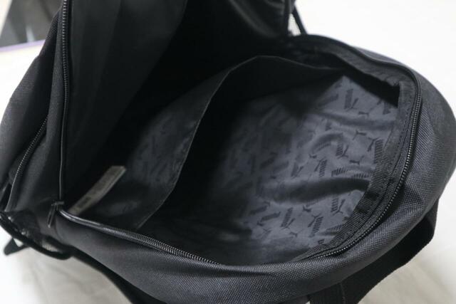 【PUMA Buzz バックパック】ショルダーベルト側の荷室にはノートPCやタブレットが入る深型ポケットがあって便利!