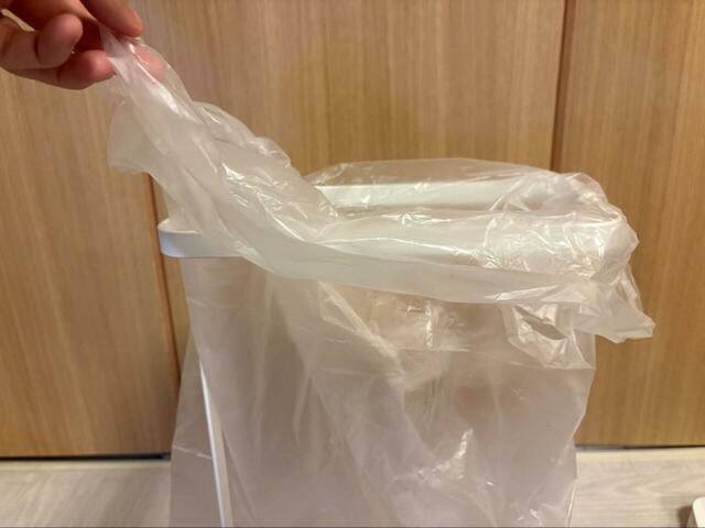 【山崎実業 ゴミ袋ホルダー ルーチェ スリム】本体に10〜20L用のポリ袋をかぶせて蓋をするだけで完成！